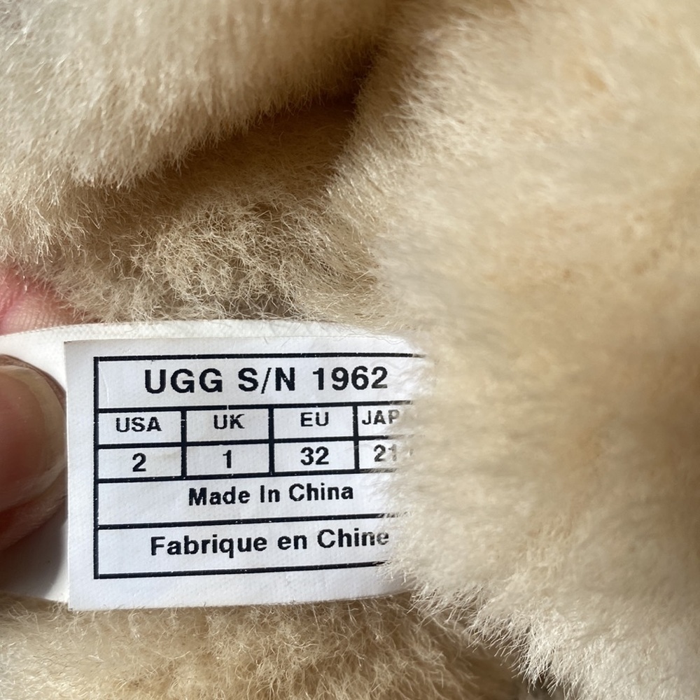 Uggs 2 - Picture 5 of 7